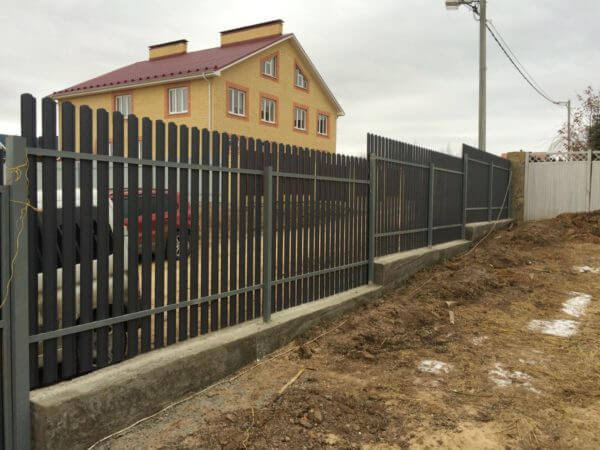 монтаж паркану на ділянці з ухилом