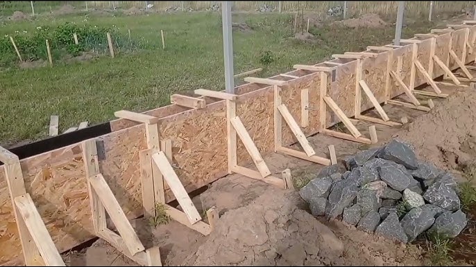 монтаж стовпів паркану